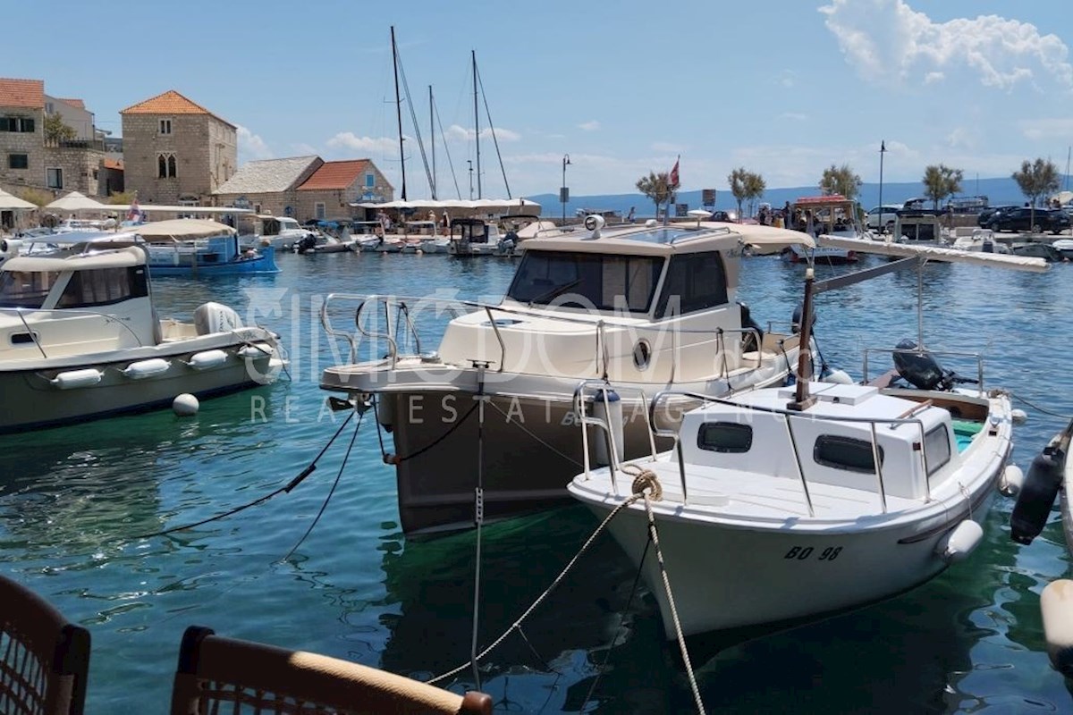 Dvosobno stanovanje z garažo, Brač