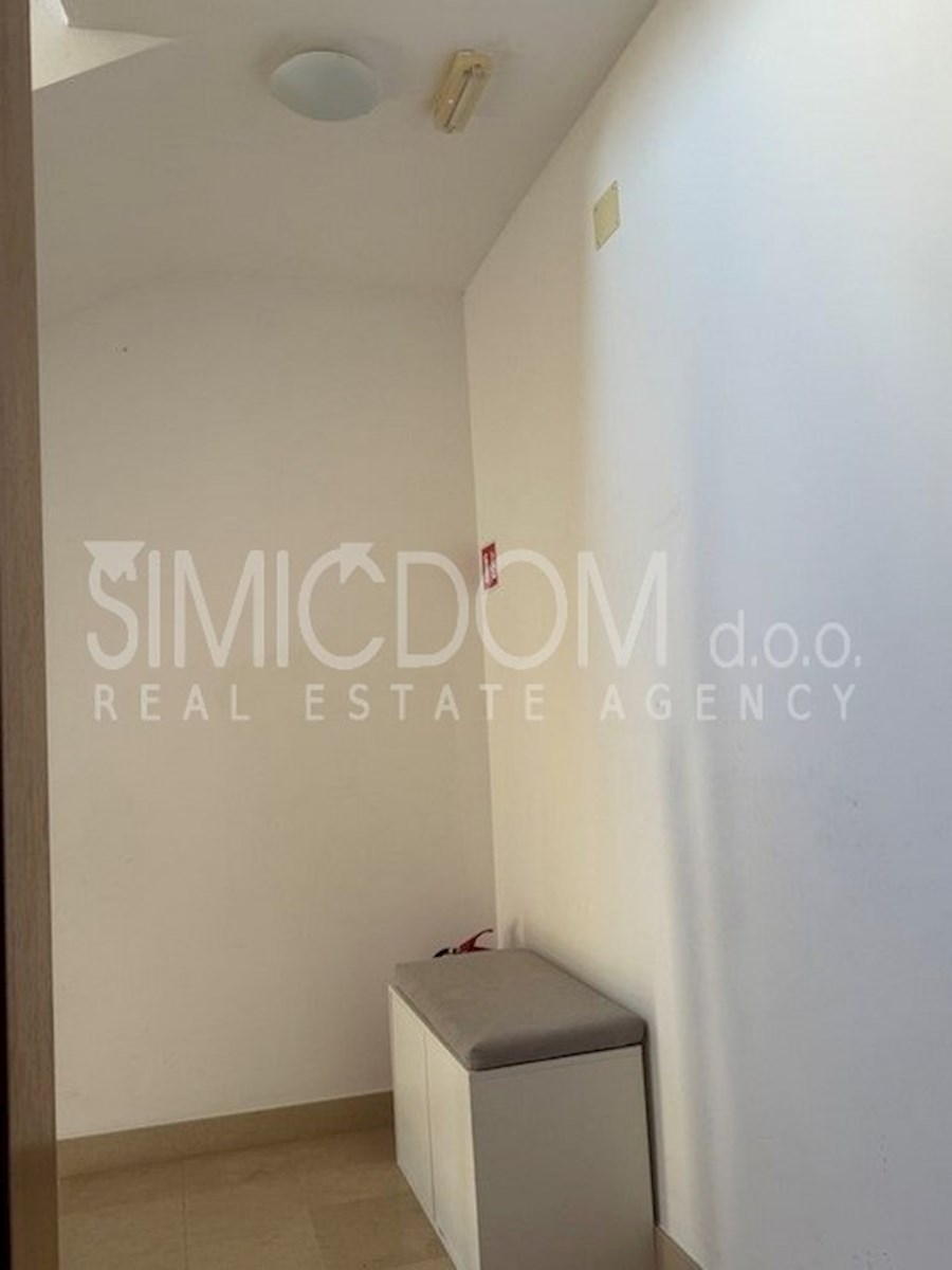 Dvosobno stanovanje z garažo, Brač