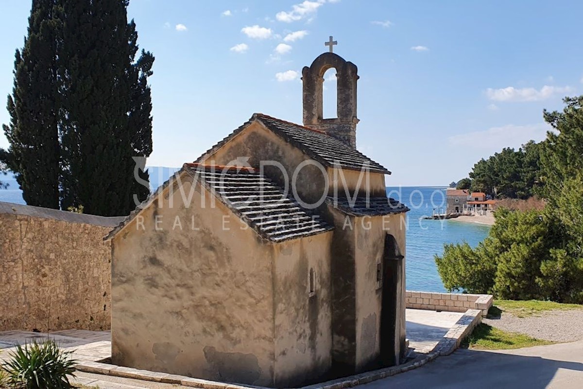 Dvosobno stanovanje z garažo, Brač