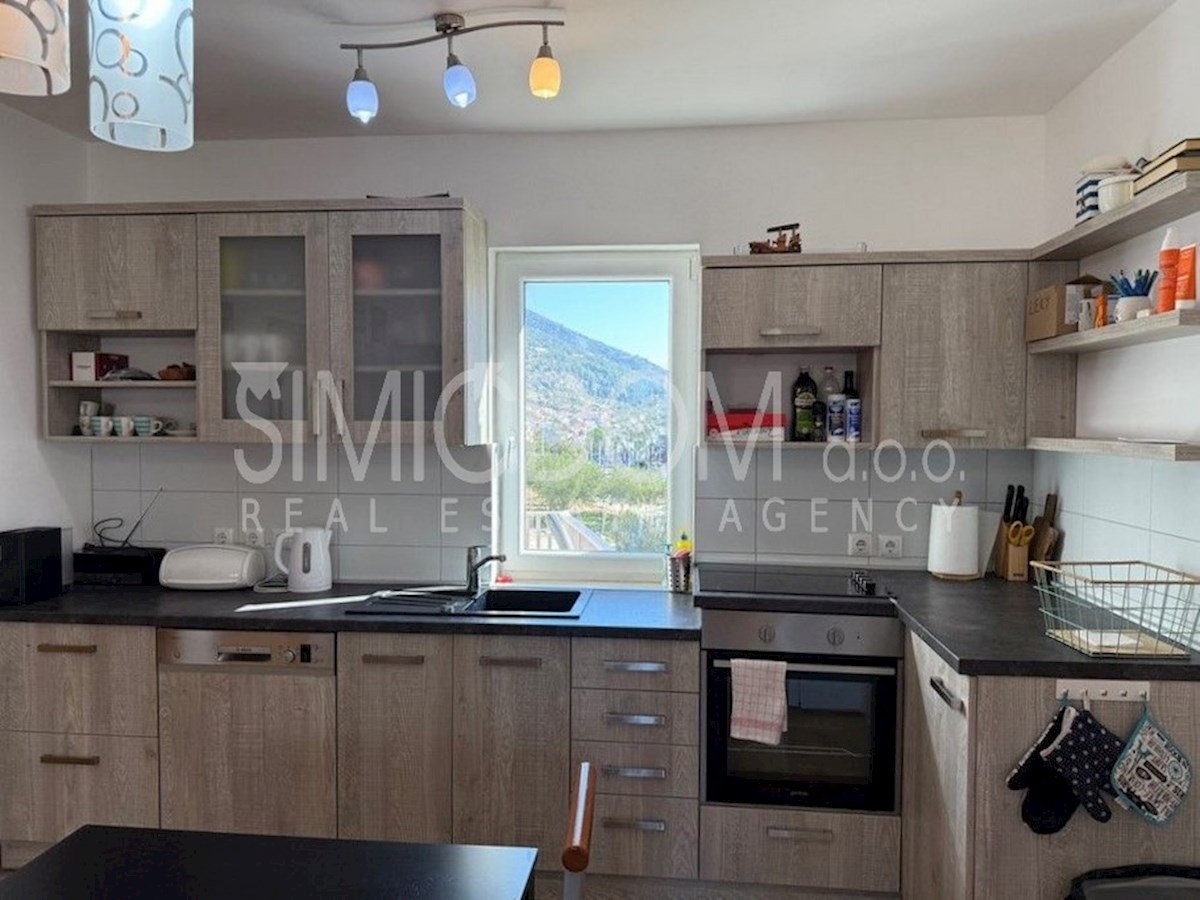 Dvosobno stanovanje z garažo, Brač