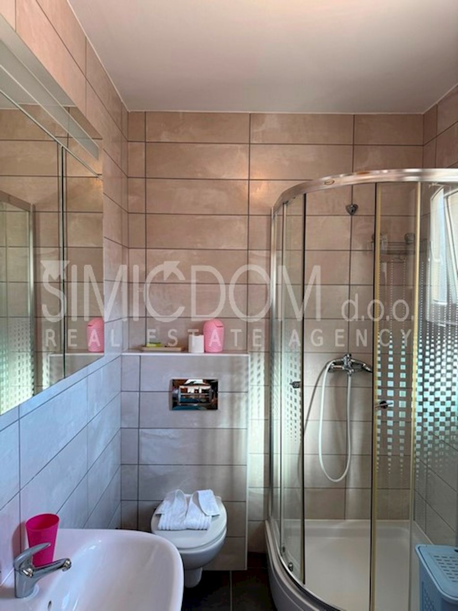 Dvosobno stanovanje z garažo, Brač