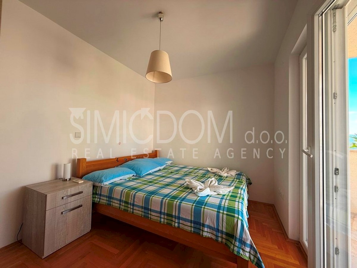 Dvosobno stanovanje z garažo, Brač