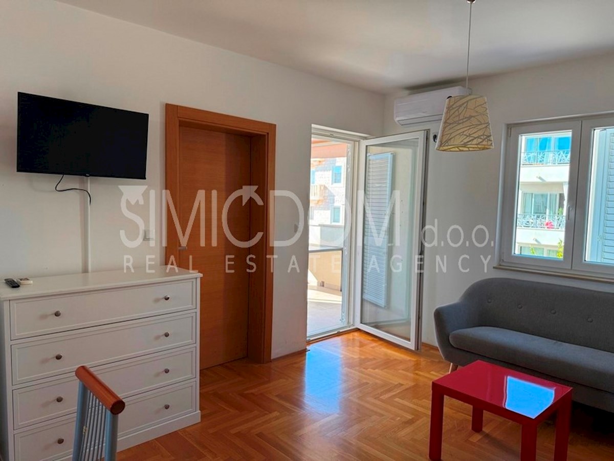 Dvosobno stanovanje z garažo, Brač