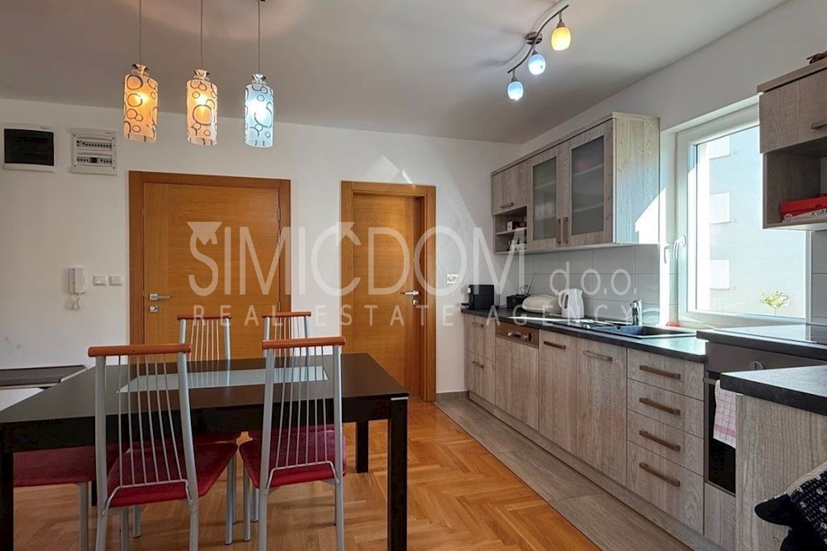 Dvosobno stanovanje z garažo, Brač