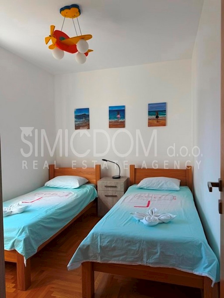 Dvosobno stanovanje z garažo, Brač