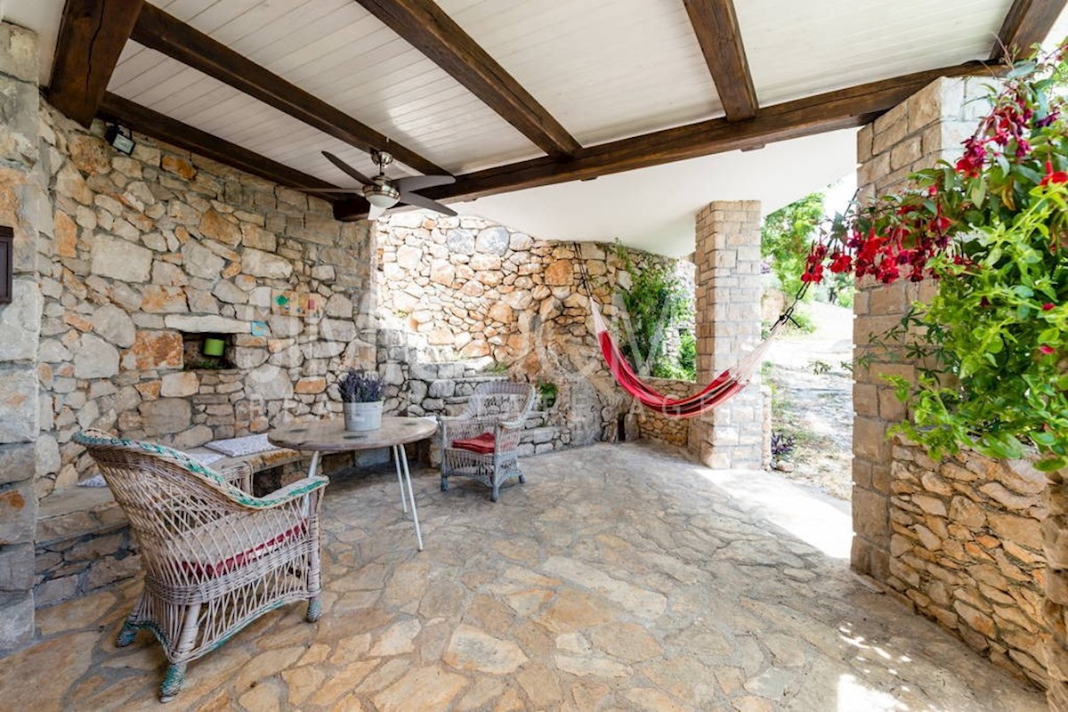 Kamnita hiša in štirje apartmaji, Brač