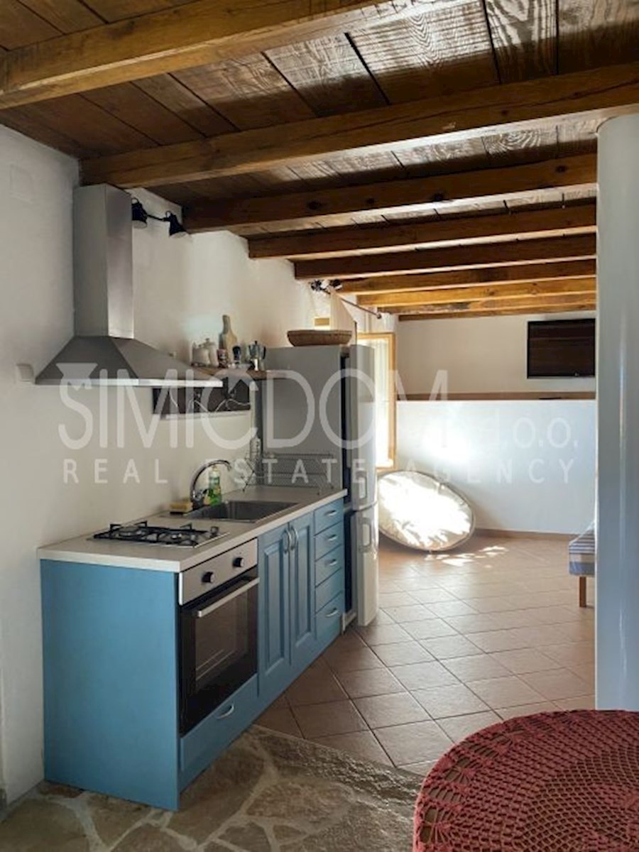 Kamnita hiša in štirje apartmaji, Brač