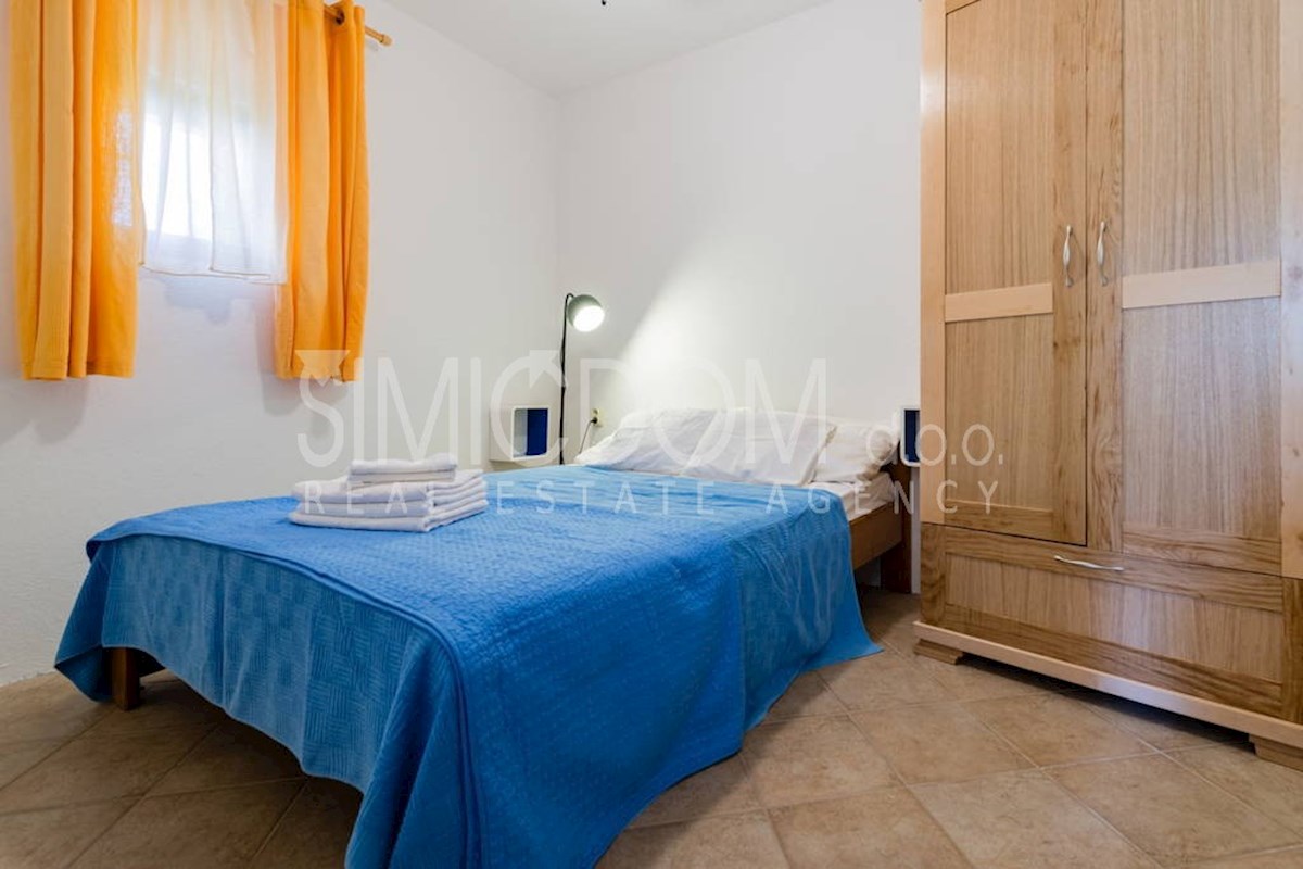 Kamnita hiša in štirje apartmaji, Brač