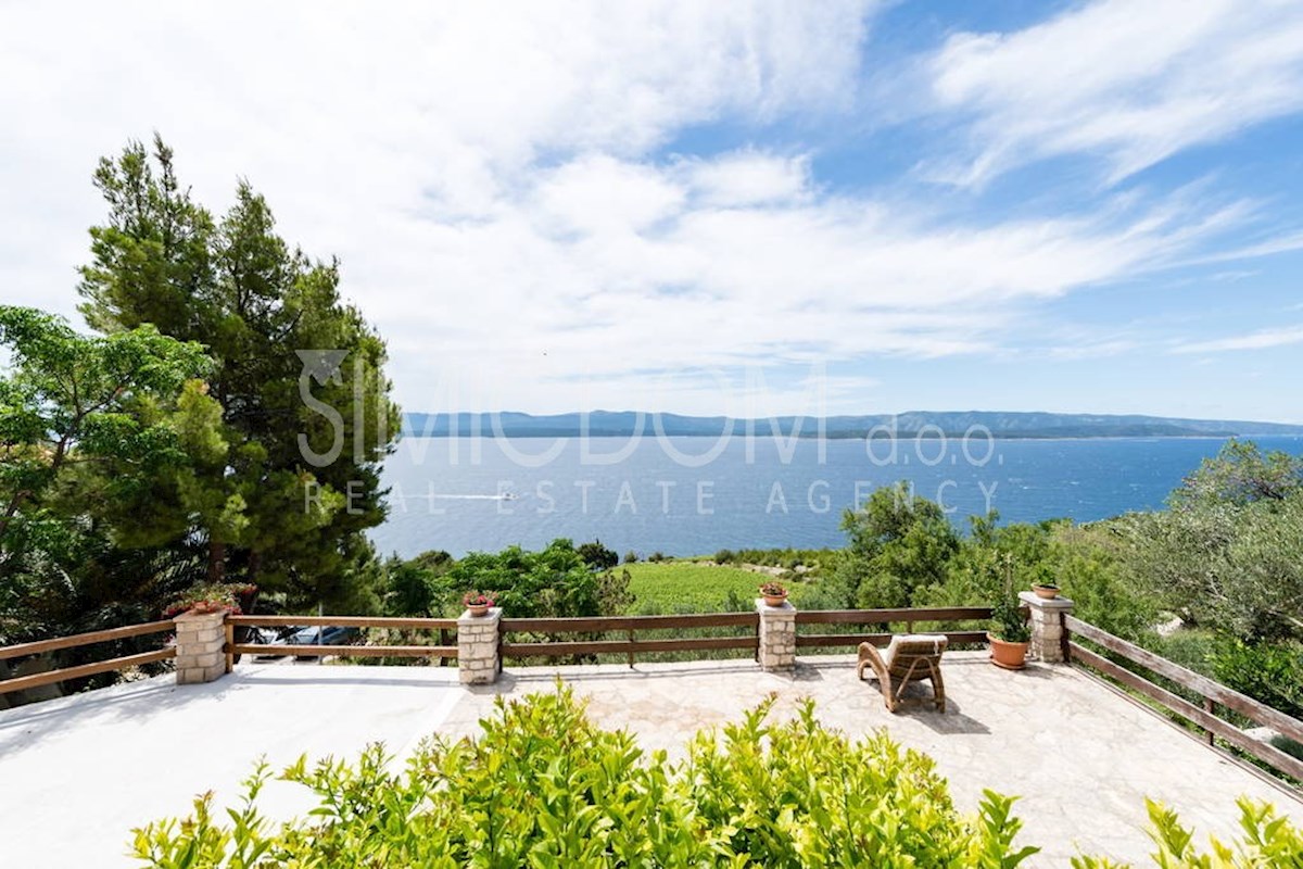 Kamnita hiša in štirje apartmaji, Brač