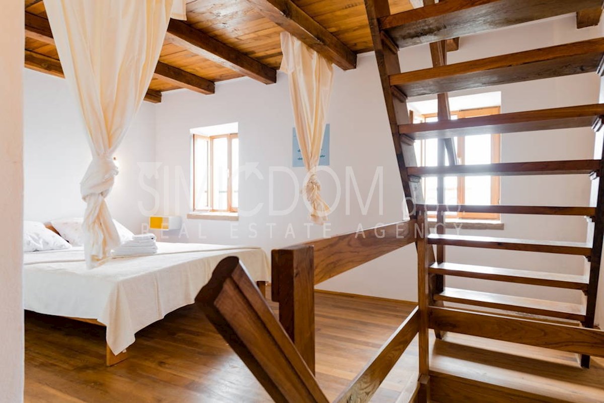 Kamnita hiša in štirje apartmaji, Brač