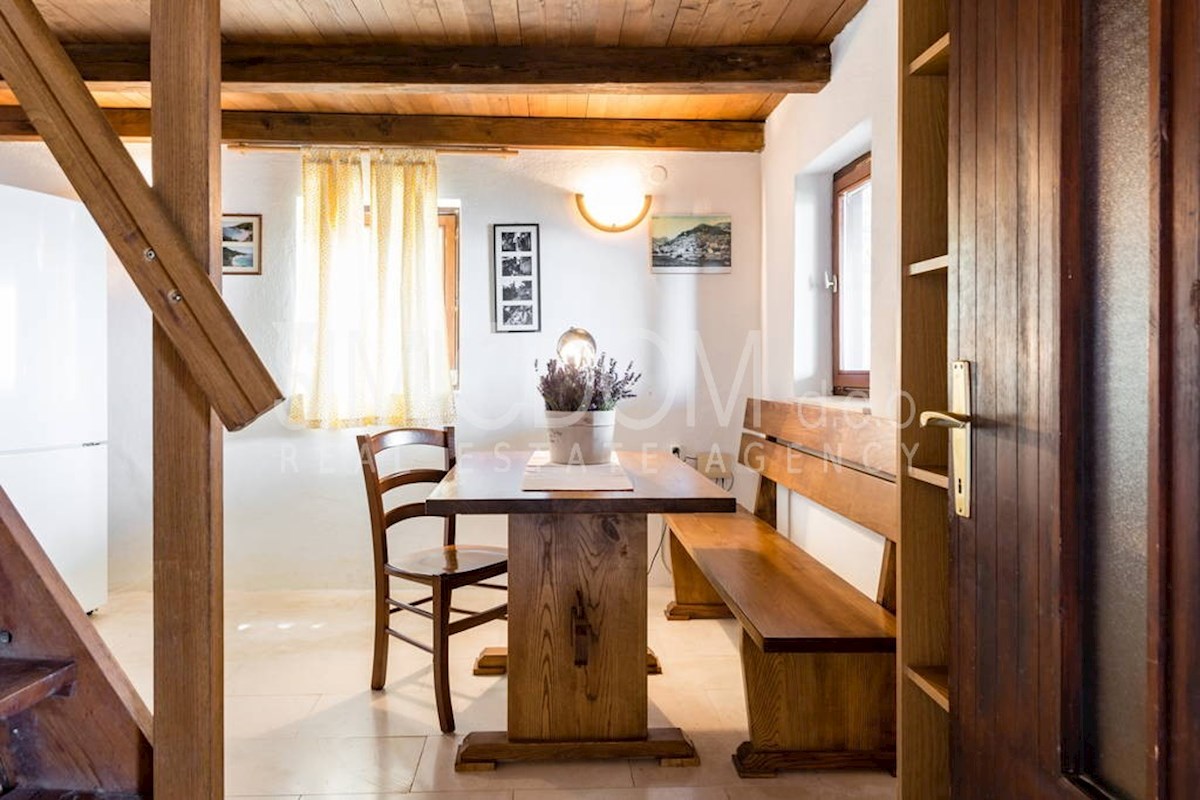 Kamnita hiša in štirje apartmaji, Brač