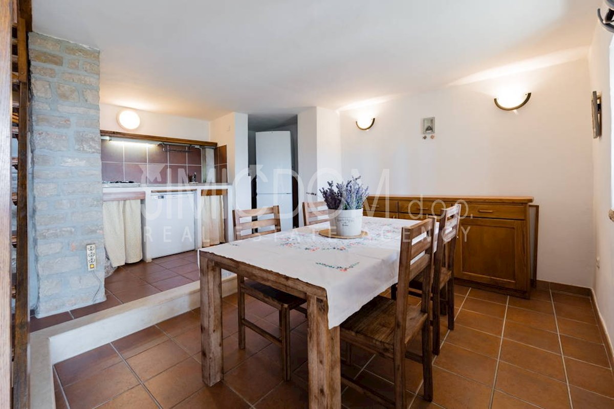 Kamnita hiša in štirje apartmaji, Brač