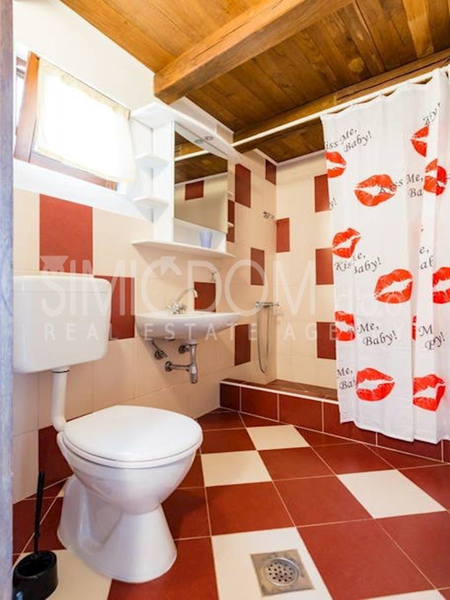 Kamnita hiša in štirje apartmaji, Brač