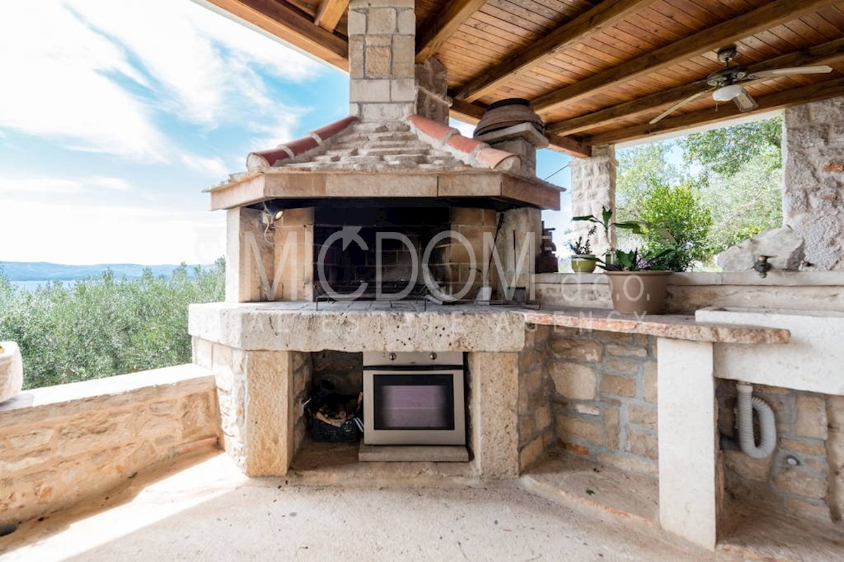 Kamnita hiša in štirje apartmaji, Brač