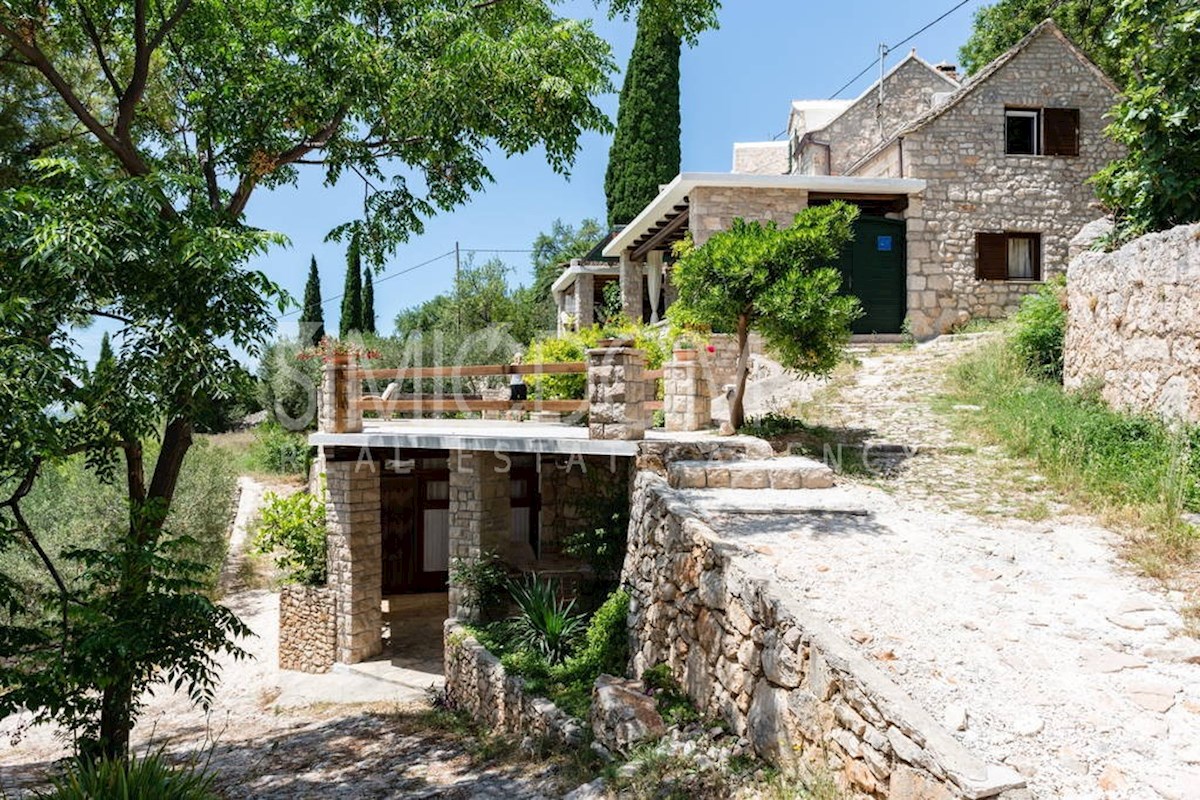 Kamnita hiša in štirje apartmaji, Brač