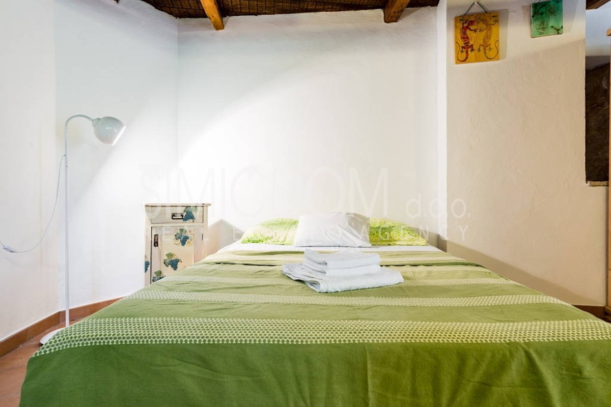 Kamnita hiša in štirje apartmaji, Brač