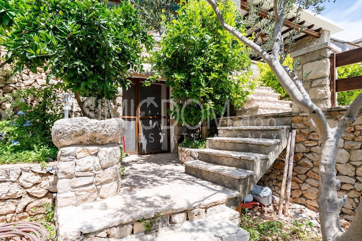 Kamnita hiša in štirje apartmaji, Brač