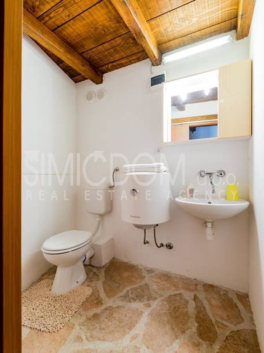 Kamnita hiša in štirje apartmaji, Brač