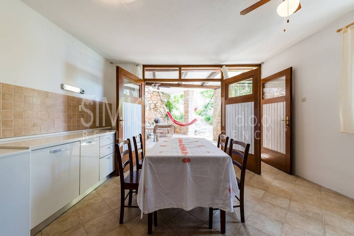 Kamnita hiša in štirje apartmaji, Brač