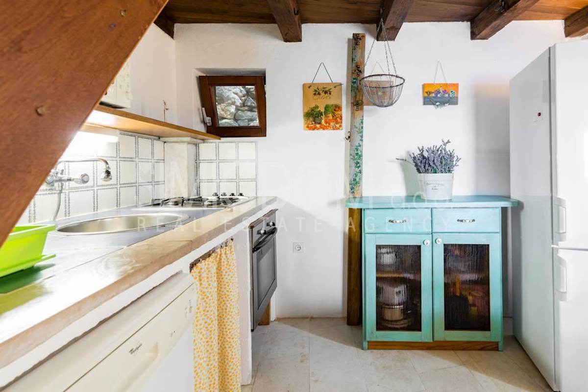 Kamnita hiša in štirje apartmaji, Brač