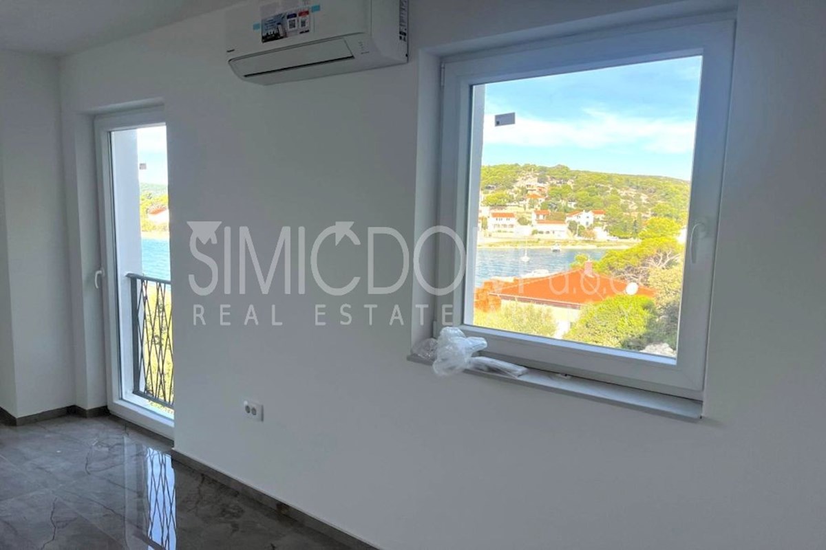 Prostoren nov apartma 50m od morja, Tisno