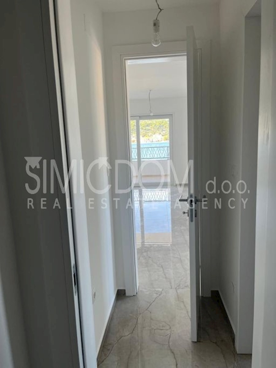 Prostoren nov apartma 50m od morja, Tisno