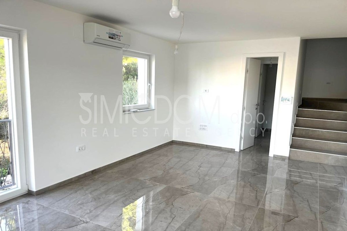 Prostoren nov apartma 50m od morja, Tisno