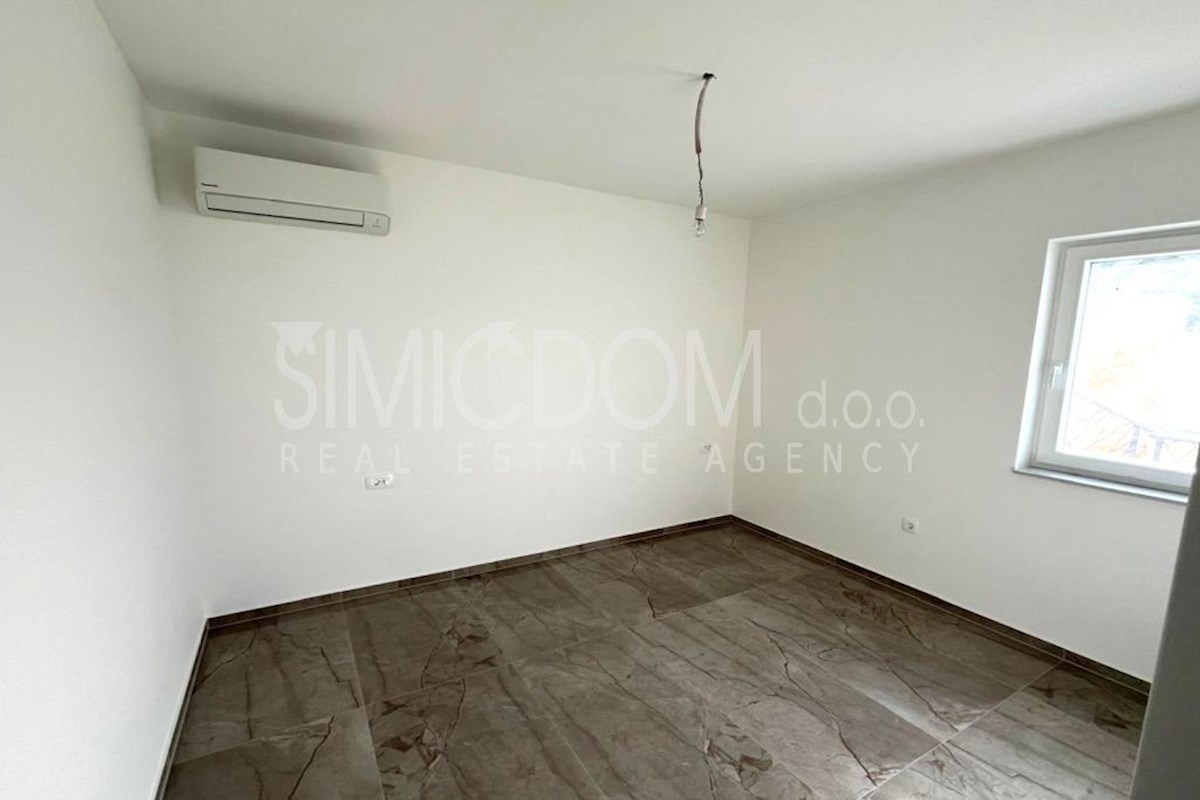 Prostoren nov apartma 50m od morja, Tisno