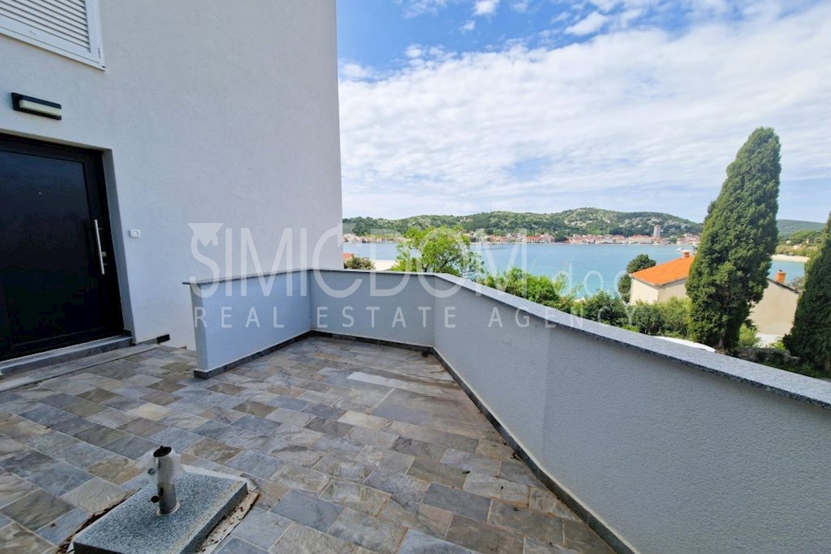 Prostoren nov apartma 50m od morja, Tisno