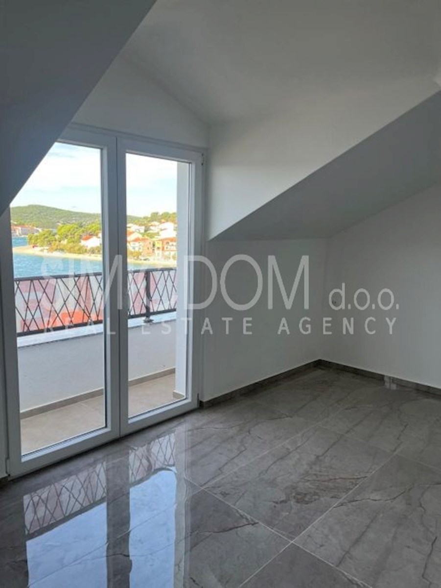 Prostoren nov apartma 50m od morja, Tisno