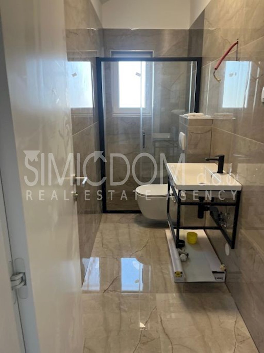 Prostoren nov apartma 50m od morja, Tisno