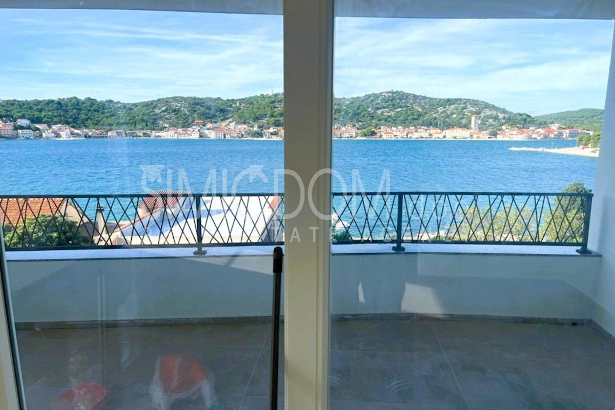 Prostoren nov apartma 50m od morja, Tisno