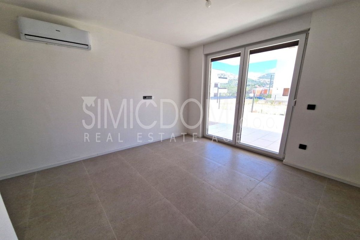 Novo stanovanje z vrtom v bližini plaže, Grebaštica