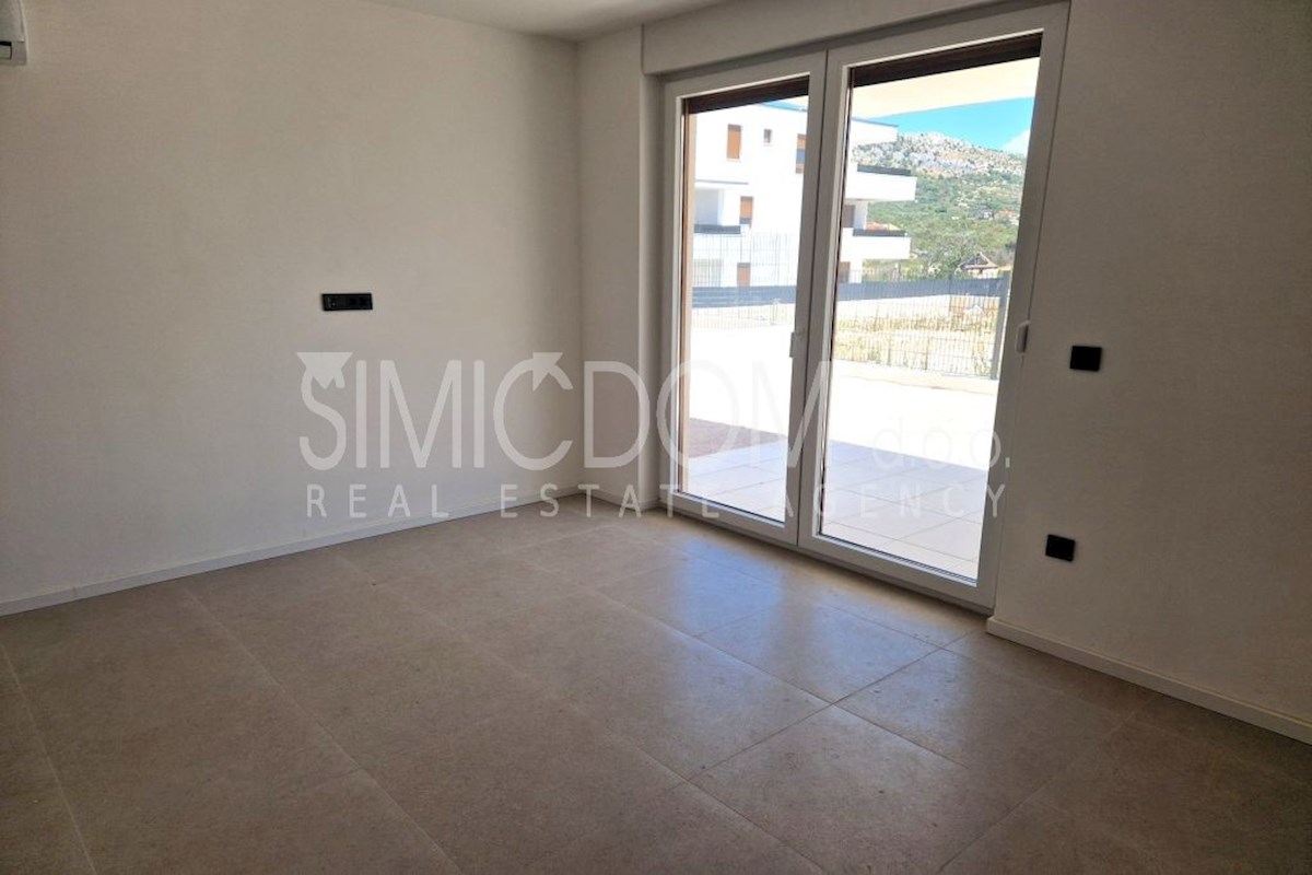 Novo stanovanje z vrtom v bližini plaže, Grebaštica