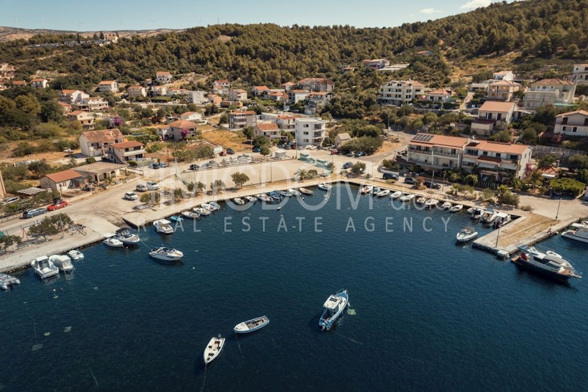 Penthouse v prvi vrsti do morja, Marina