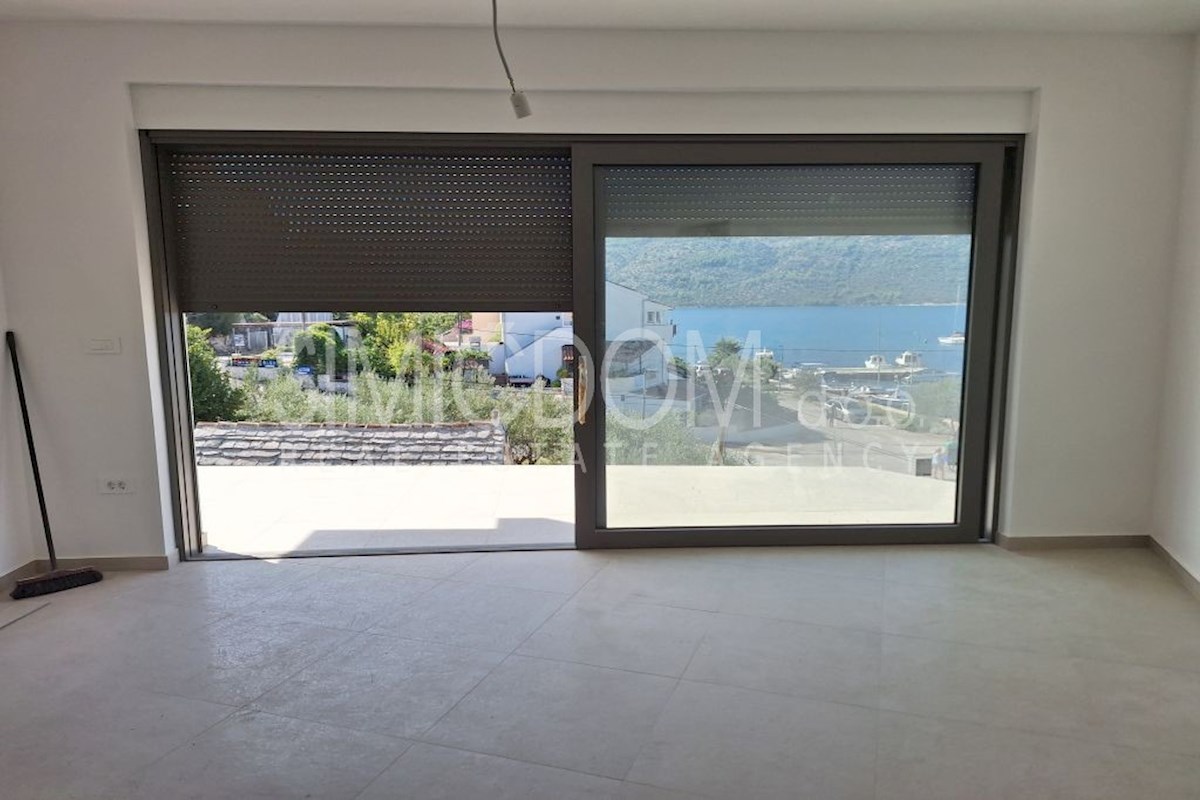 Penthouse v prvi vrsti do morja, Marina
