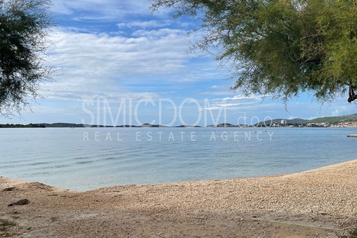 Dvosobno stanovanje s pogledom na morje v bližini plaže, Srima