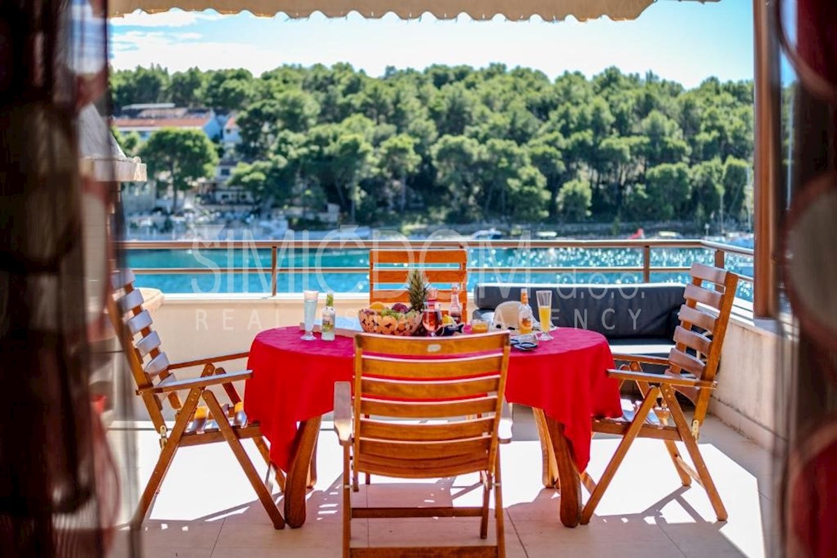 Dvosobno stanovanje v prvi vrsti do morja, Brač