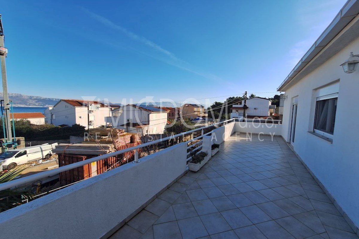 Hiša z dvema apartmajema 90m od morja, Čiovo