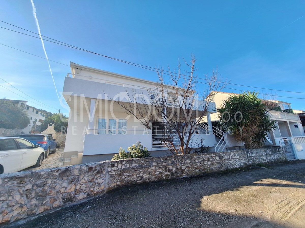 Hiša z dvema apartmajema 90m od morja, Čiovo