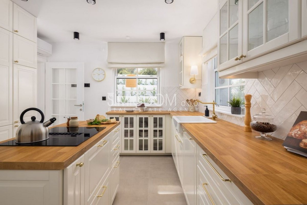 Čudovita vila z bazenom v bližini morja, Rogoznica