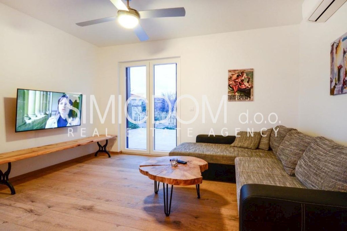 Opremljeno stanovanje v bližini plaže, Seget Vranjica