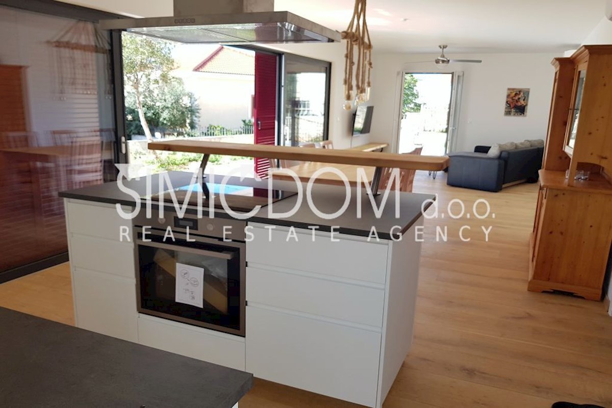 Opremljeno stanovanje v bližini plaže, Seget Vranjica