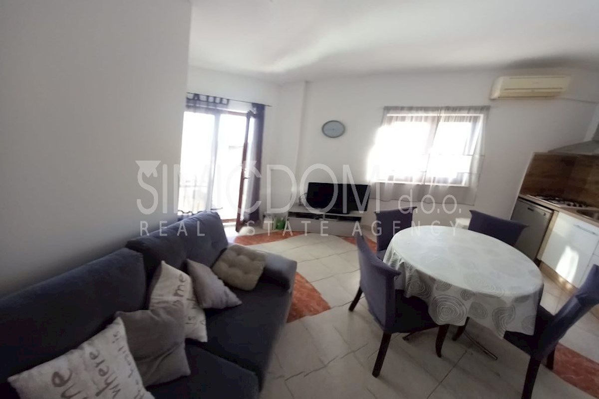 Dva apartmaja, druga vrsta do morja (pritličje), Rogoznica