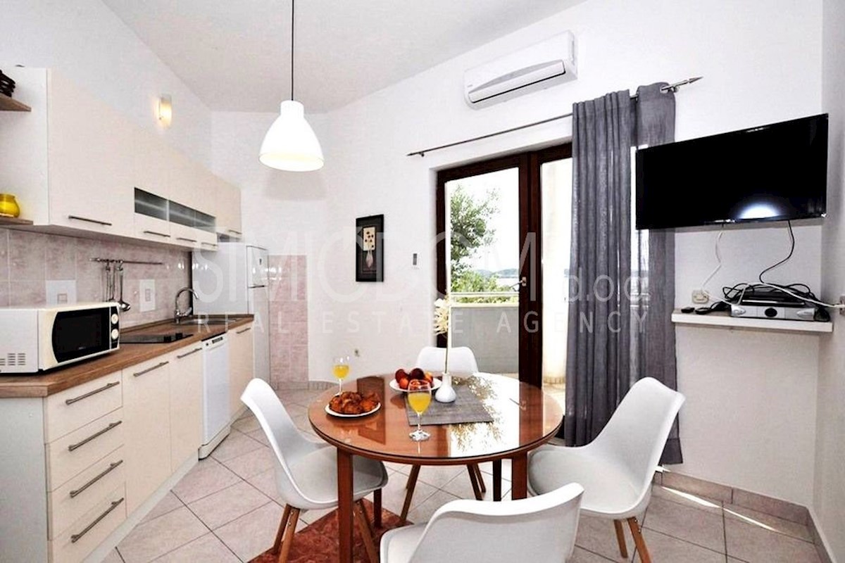 Dva apartmaja, druga vrsta do morja (pritličje), Rogoznica