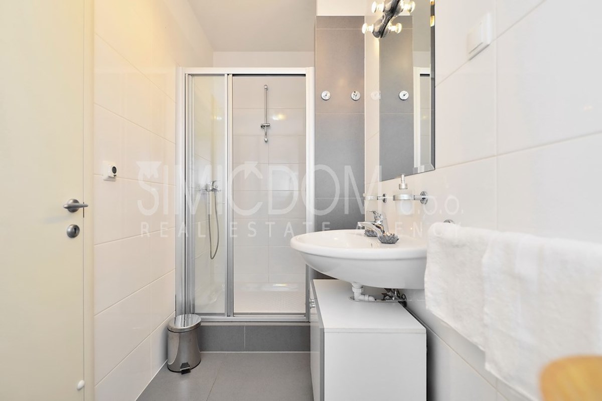 Moderno opremljeno stanovanje z dvema garažama, Žnjan