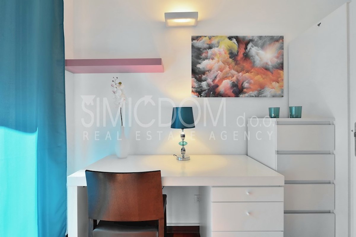 Moderno opremljeno stanovanje z dvema garažama, Žnjan