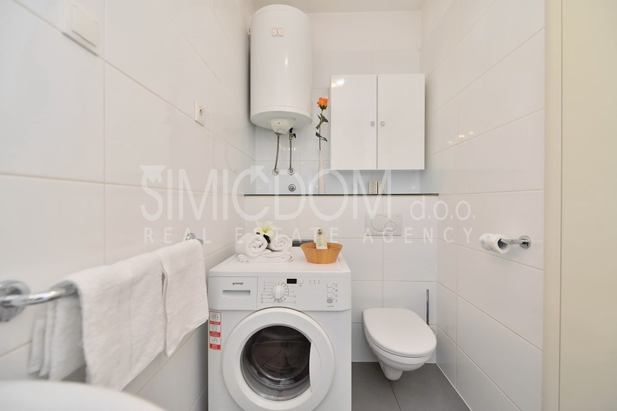 Moderno opremljeno stanovanje z dvema garažama, Žnjan