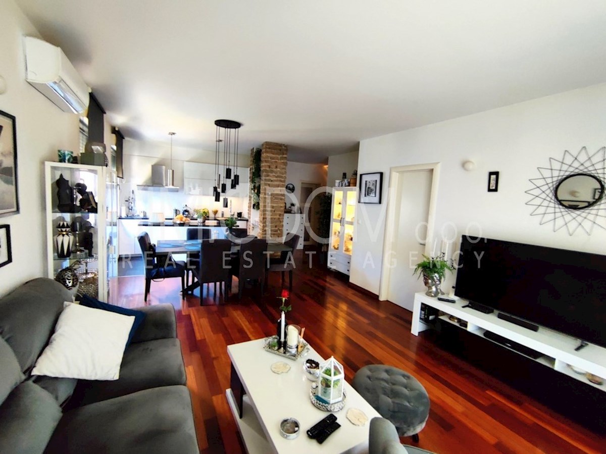 Moderno opremljeno stanovanje z dvema garažama, Žnjan