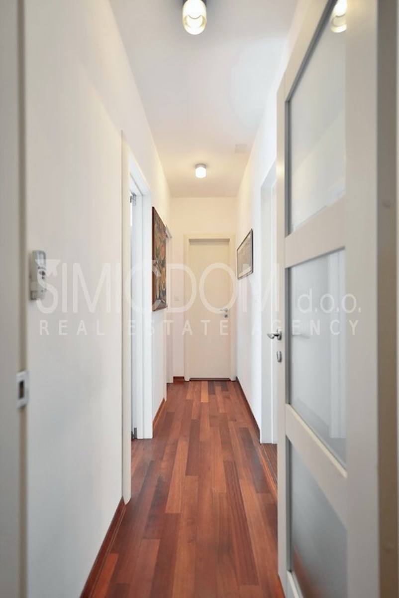 Moderno opremljeno stanovanje z dvema garažama, Žnjan